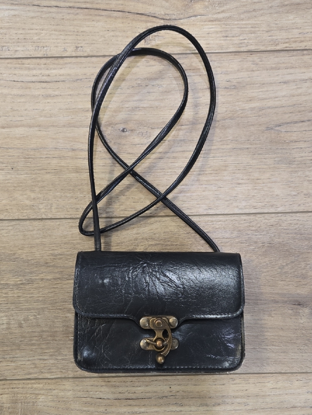 Retro 90's Black Leather Crossbody Bag with Antique Brass Clasp